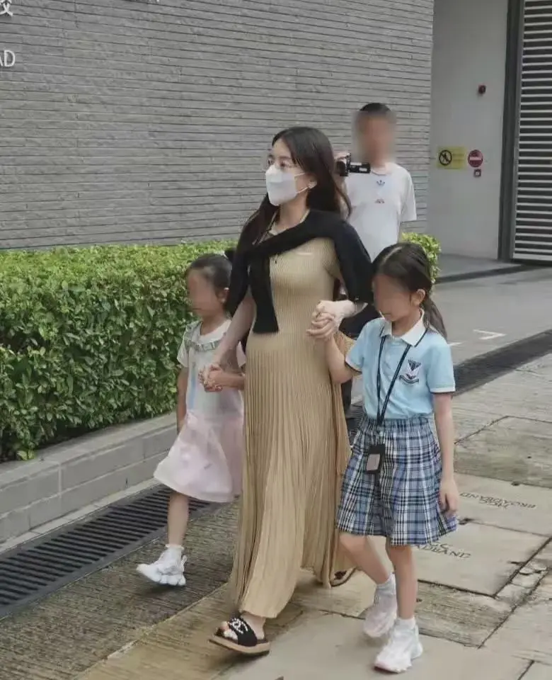 郭富城妻子方媛近日被拍到送两个女儿上学，虽然怀有三胎已八个月，孕肚明显，但状态依