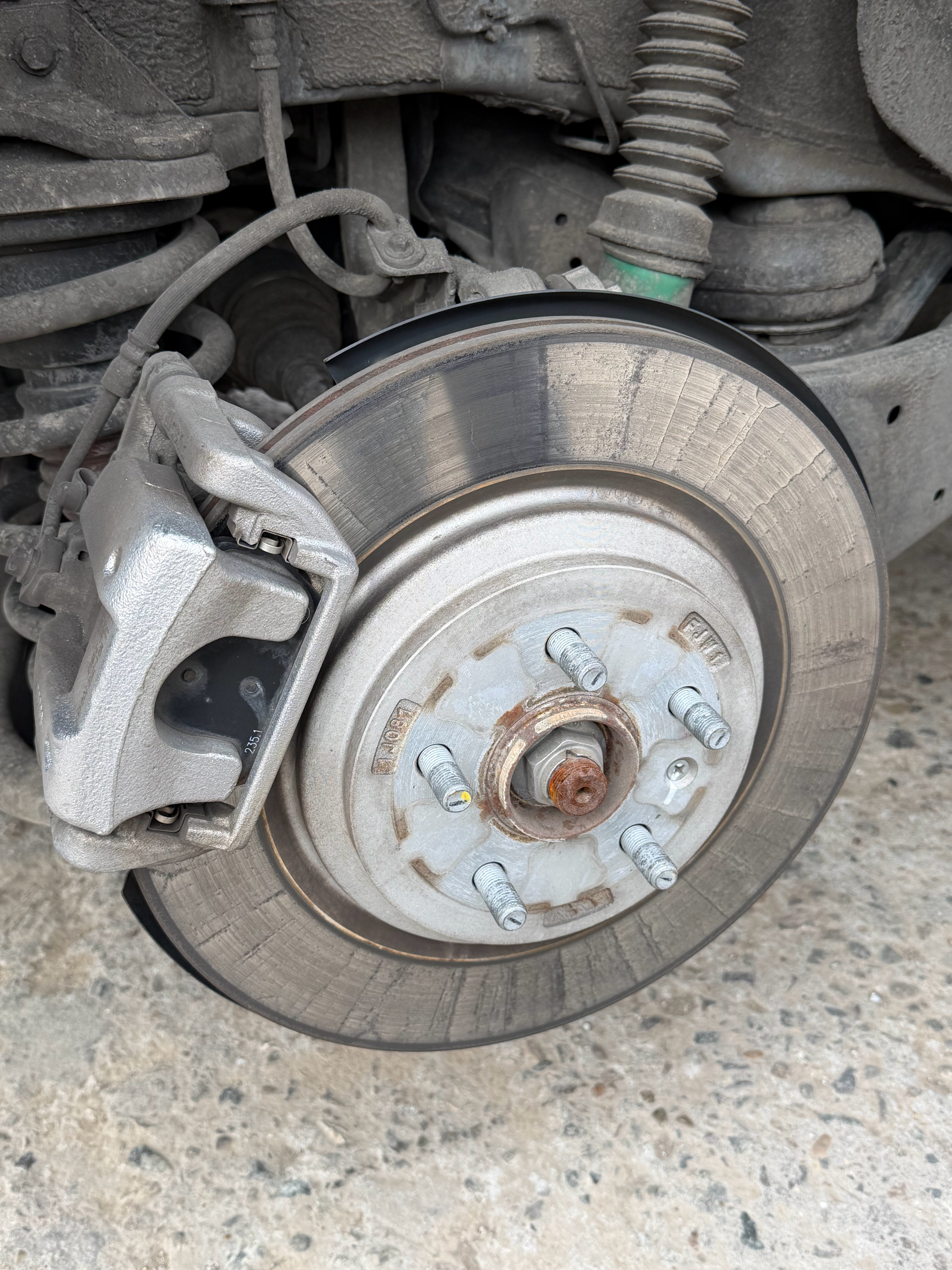 车胎扎了，下了高速找补胎的地方。轮胎拆下来后，发现后刹车盘有这种痕迹（前刹车并没