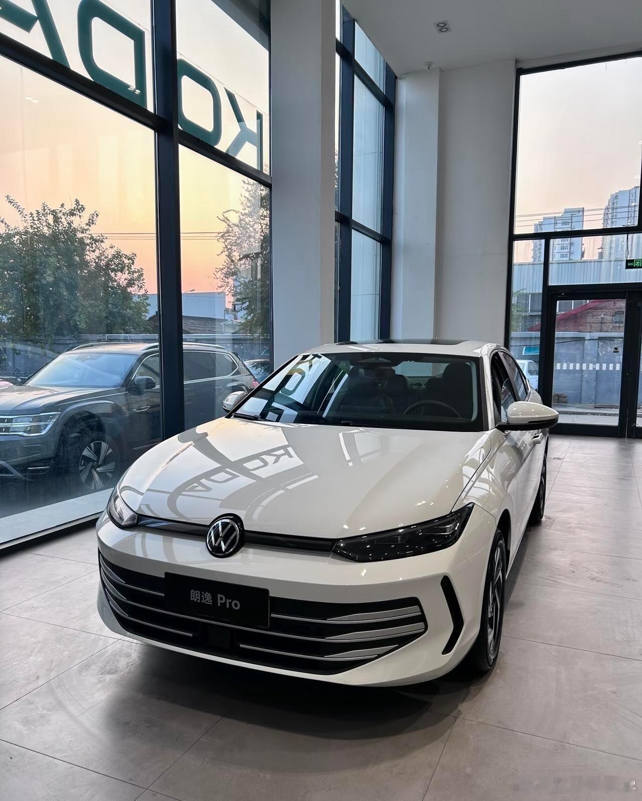 26款朗逸Pro1.先说颜值，车长增加到4720mm，更显大气。发光LOGO加贯