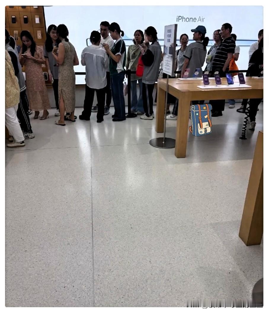 不可思议，高考结束了，一群高中生排队买苹果手机，太傻了，他们不知道有国补，都是
