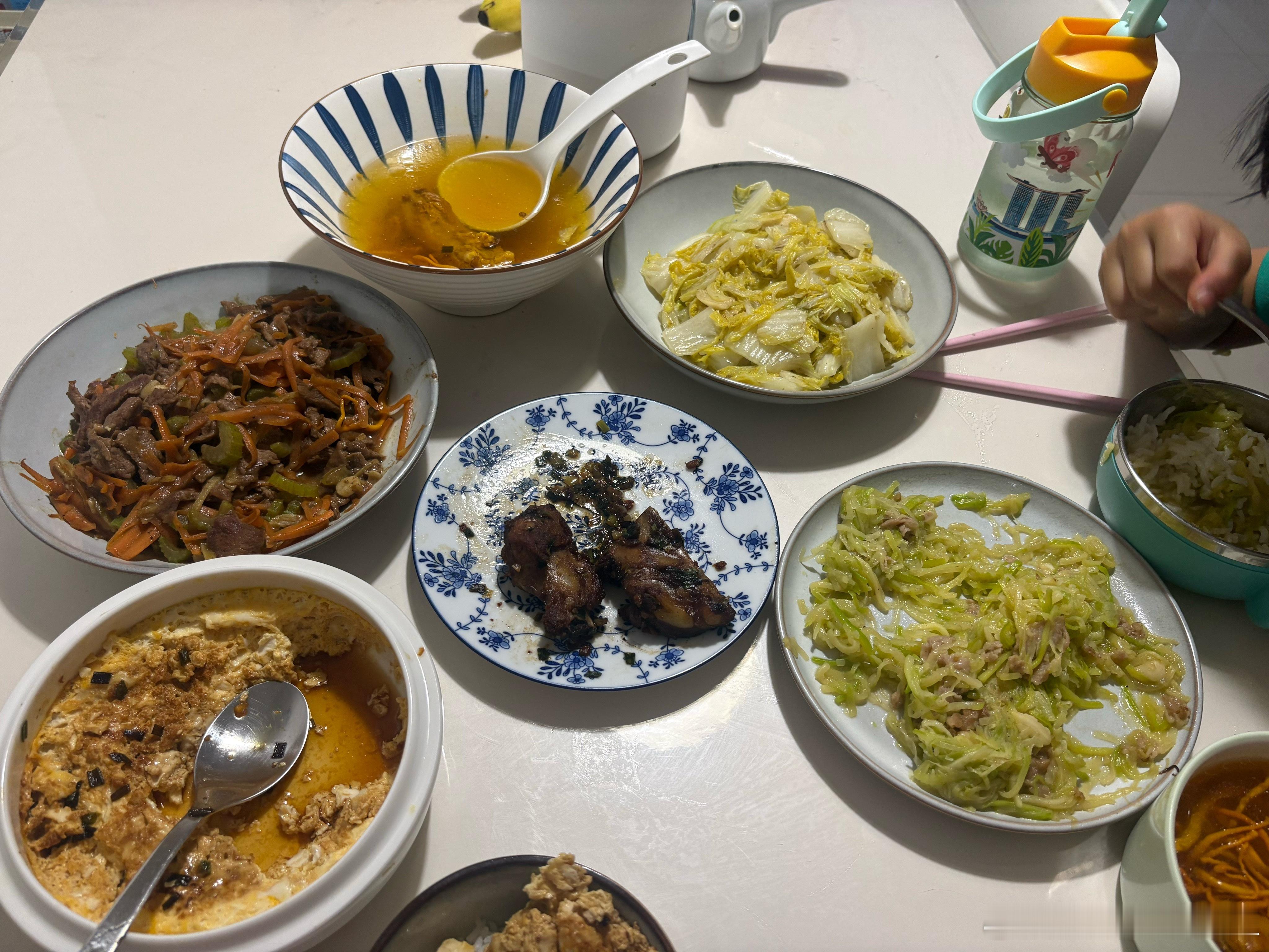 昨天四菜一汤，吃完是不可能的，我让他俩努力吃菜，尽量不要剩太多。今天给做了五菜一