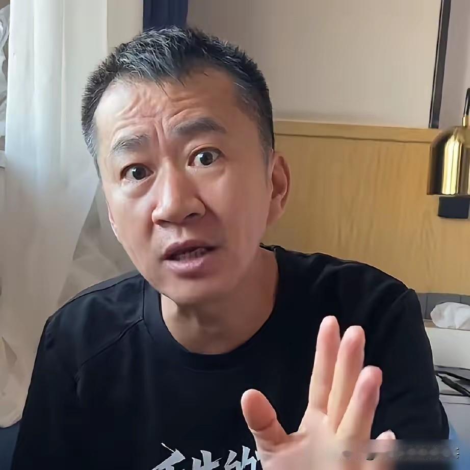李嘉明也是个奇人，演电视剧应该让他有些积蓄，后面带货应该也让他的积蓄得到了进一步