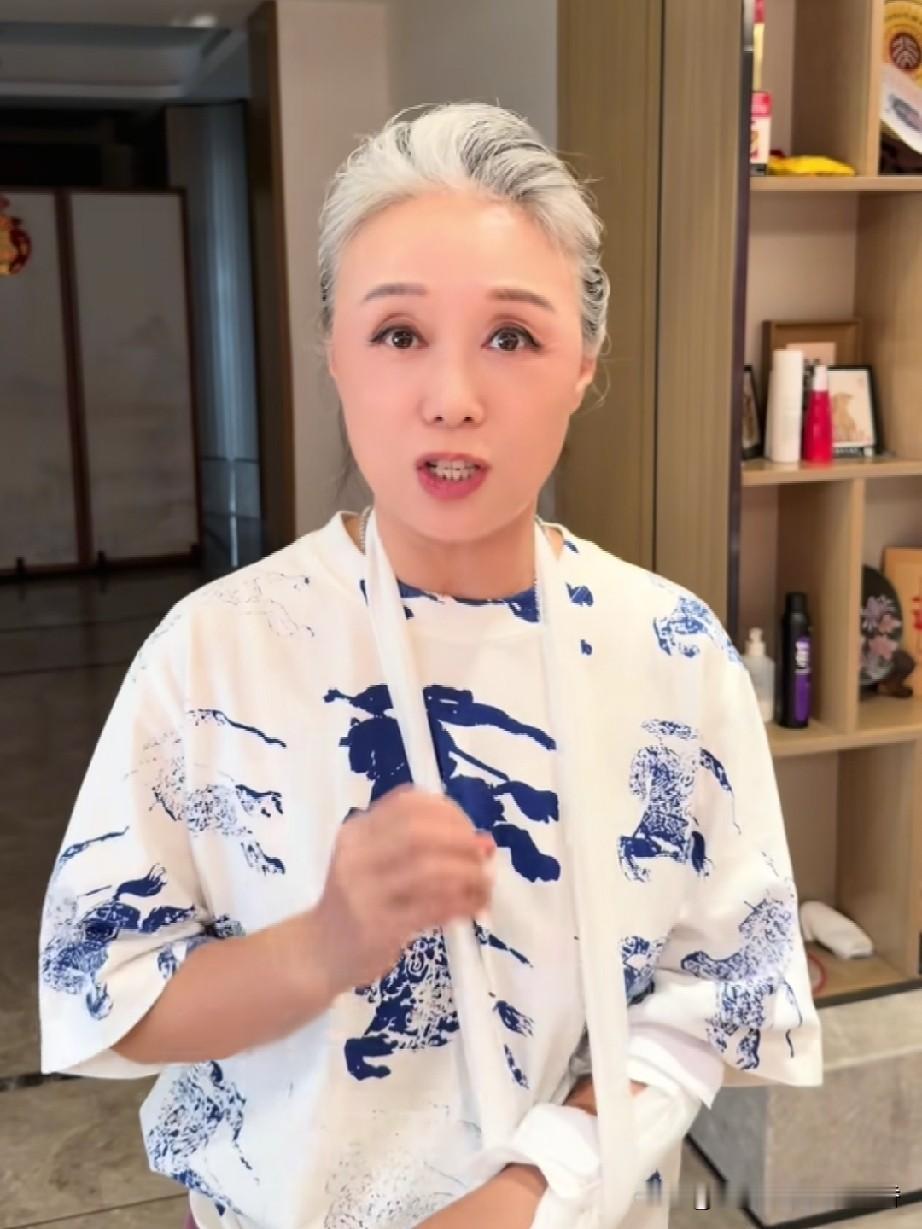 64岁的黄梅戏名家吴琼，在个人社交平台上坦言，此番外出游玩时，不慎从四层宽台阶上