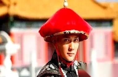 一帮大臣在八阿哥胤禩家里议事，一个个正襟危坐，眼角却都偷偷瞟向帘子后头。那里坐