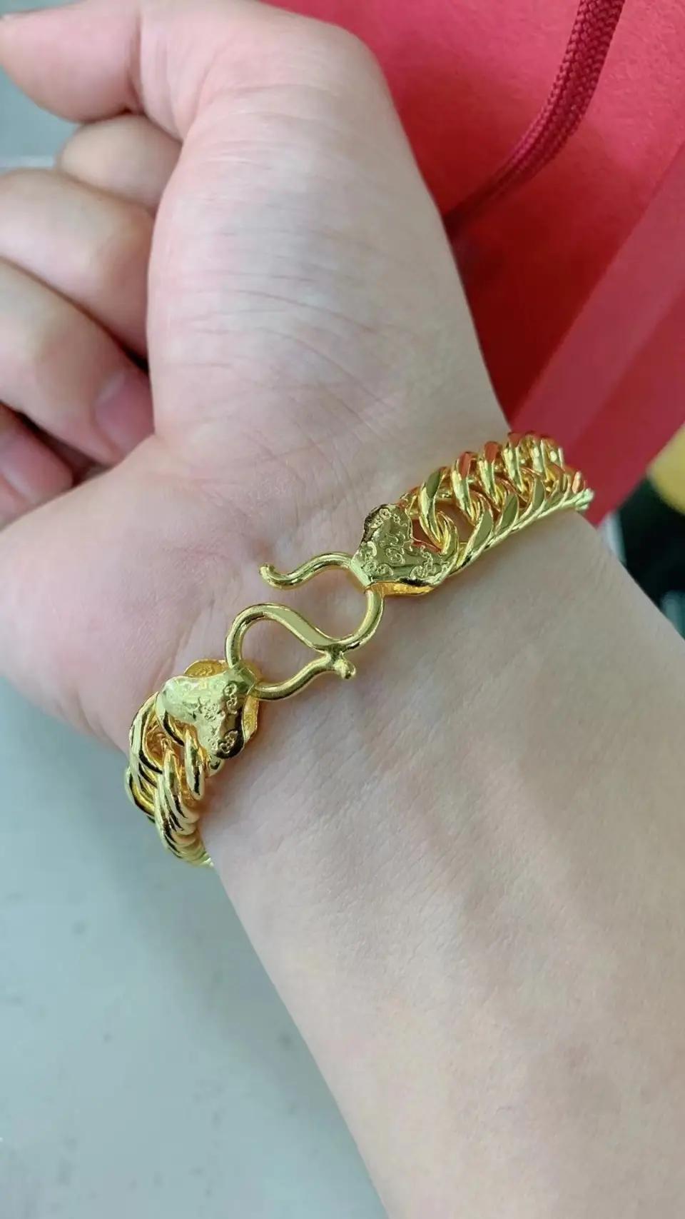 现在这金价涨得没边儿了，之前买的金项链、金镯子别总戴着出门了，那哪儿是戴首饰啊，