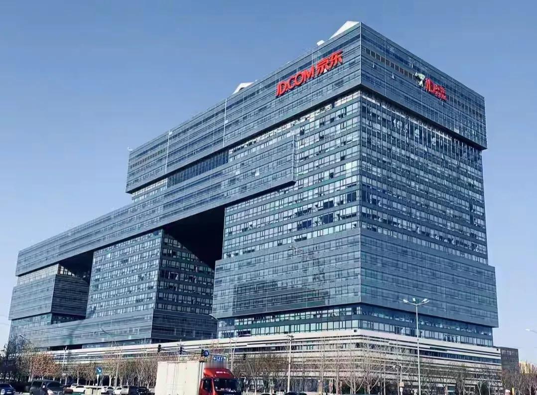 《京东巴黎仓库：一场“疯狂大劫案”！》嘿，家人们！今天给大家唠唠一件超级离谱