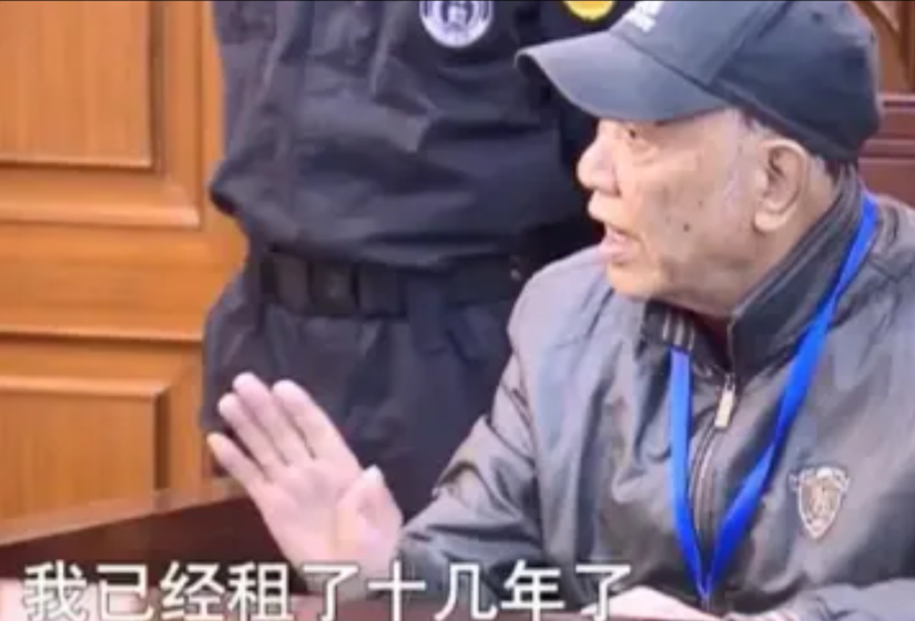 “太无耻了！”2019年，上海，一男子借住在女同事房子里10余年，儿子结婚生子后