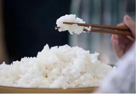 为什么欧美国家不吃米饭，而中国人喜欢吃米饭？一位外国友人体验过中国米饭之后说