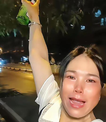 看着让人心酸的一幕，又来了。国庆假期，郑州街头深夜，一个女的举着酒瓶冲路人喊：千