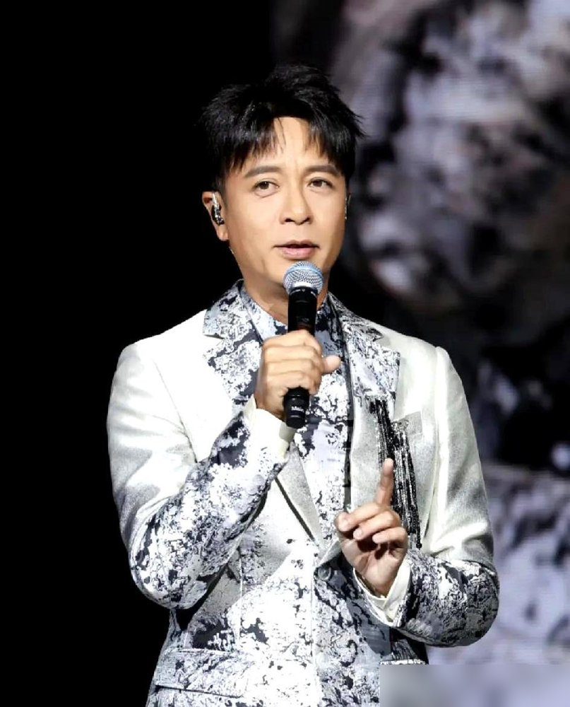 快60岁的李克勤，在包头这场商演，迟到了整整俩小时。不是耍大牌，是航班备降、电车半路没电，最后打出租