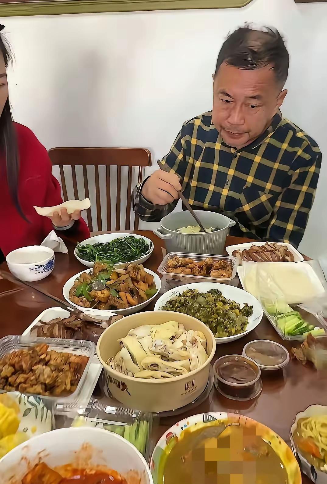 沈巍现在气定神闲、每顿硬菜一桌的日子，是他想要的么？如今的沈巍，像被流量