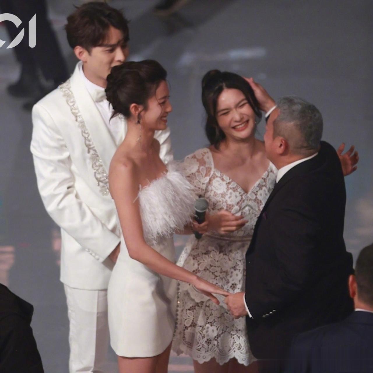 曾志伟的那些旧礼仪还是没改啊！TVB台庆晚会时，他主动拉了女嘉宾的手，而且还是