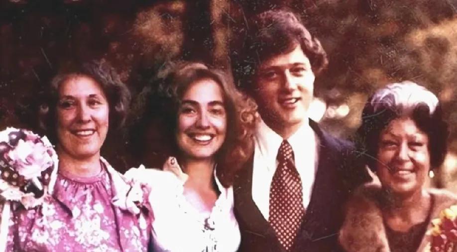 一件百货商店淘来的棉布裙，撕开了希拉里强硬人设的全部伪装。1975年，她没选婚