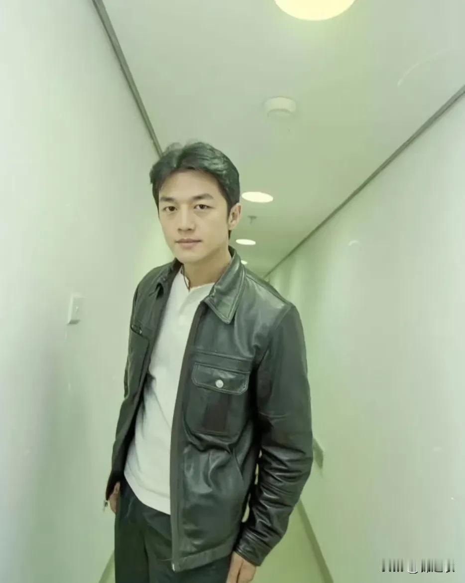 有网友说；我以前不理解李亚鹏为什么那么受内娱女明星喜欢，就像周迅王菲这种顶级天后