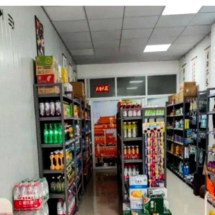 房东涨房租，一年从一万五涨到两万四。超市老板做了八年，一年也就赚个七万多，这一下