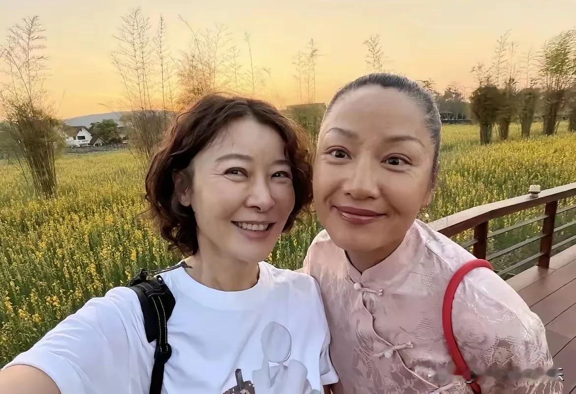 瞿颖审美还停留在90年代，那时的她梳着大光明发型很显气质，如今五十多岁梳着大光明