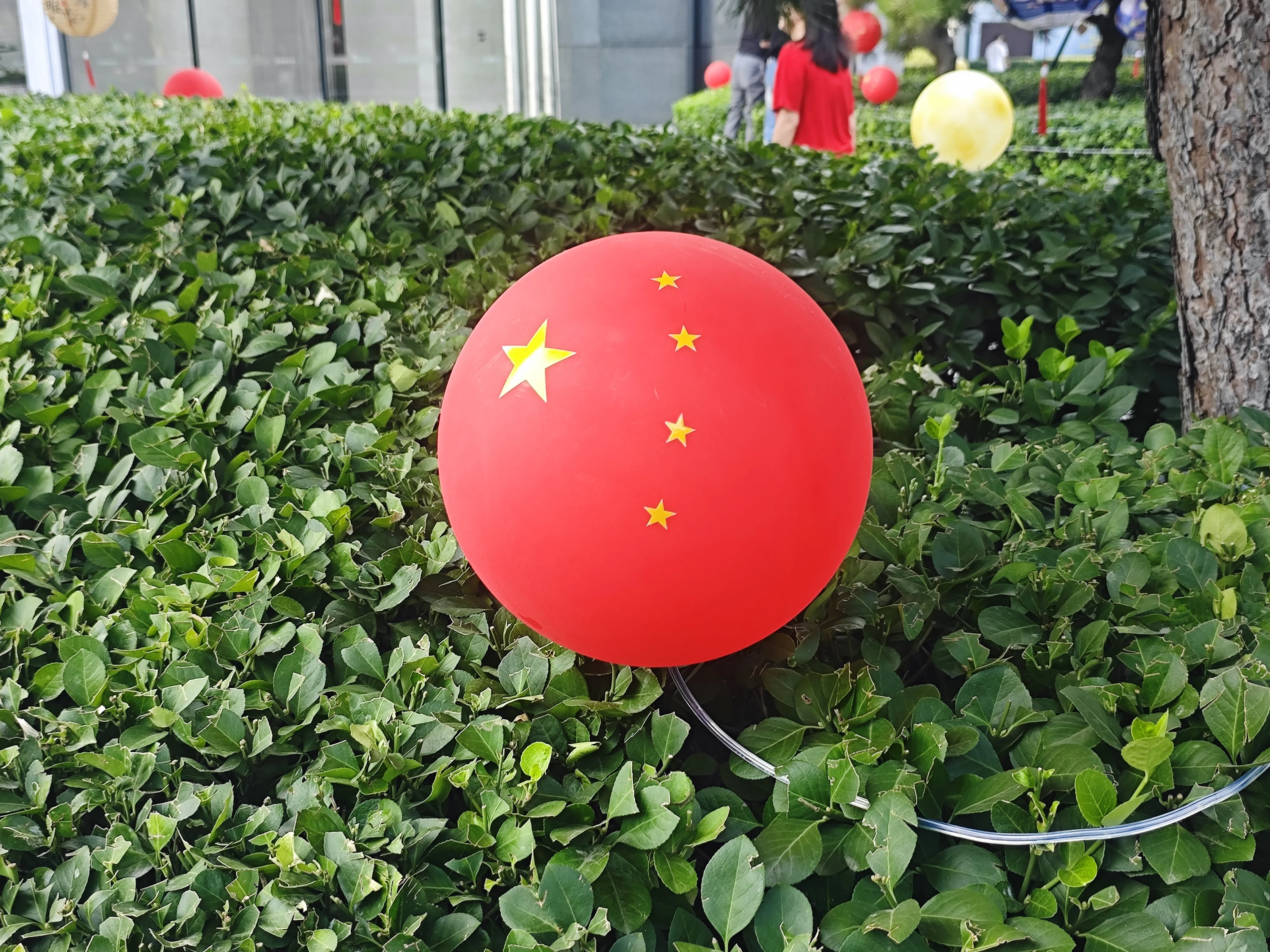 为什么大多数中国人不喜欢泽连斯基其实很多人对泽连斯基的反感，根本不是单纯站队立场，是一堆现实观感堆出