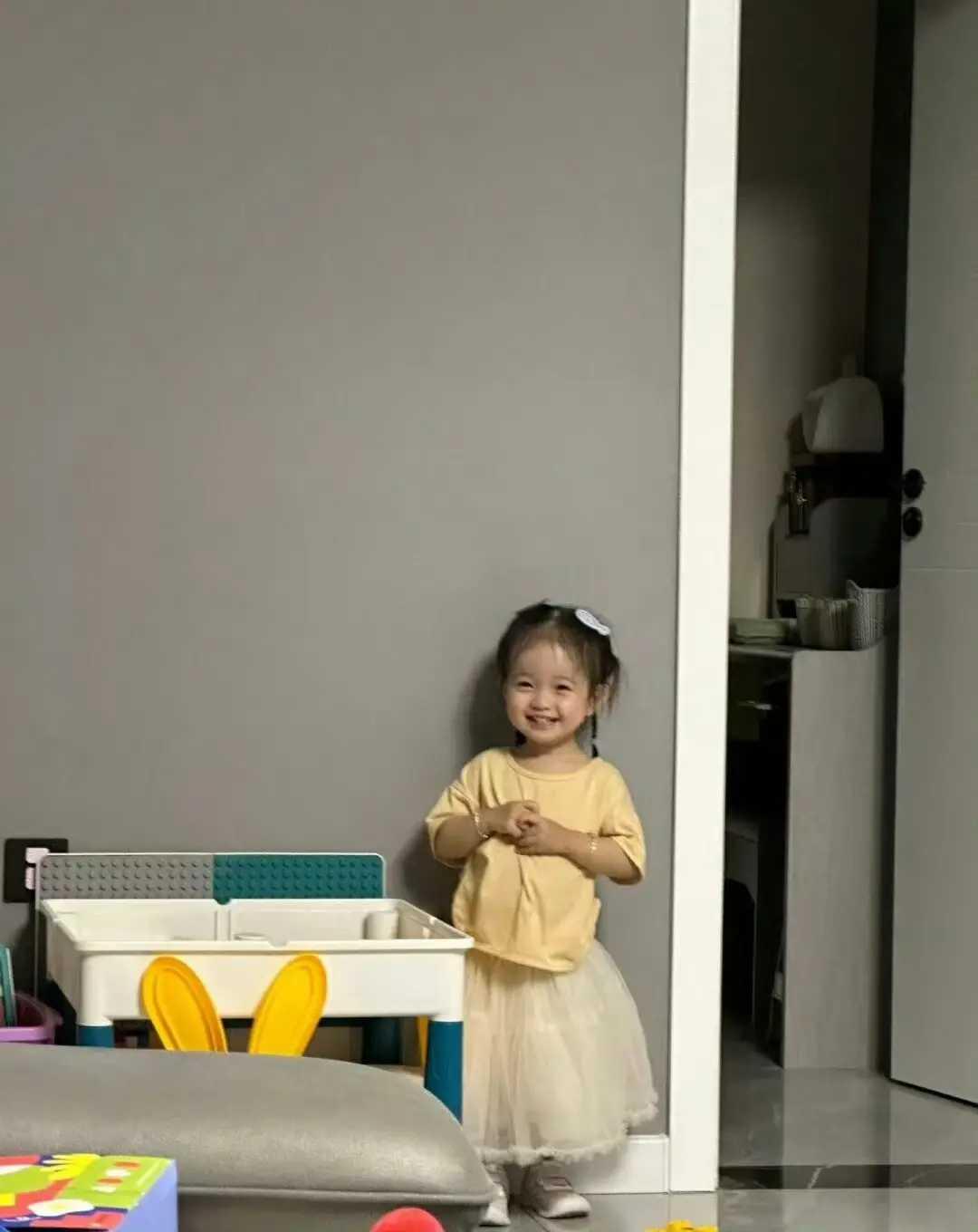 罚站的时候千万不要对她笑​​​