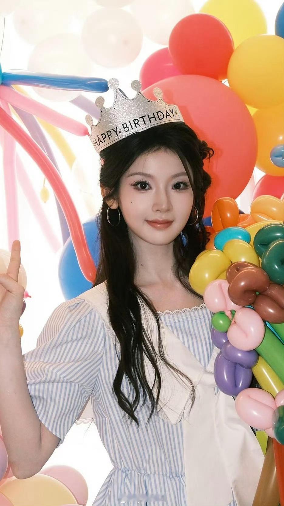 张淼怡的脸她本来就是小头小脸，妆容和风格改变一下就很不一样，这种就是本身底子好