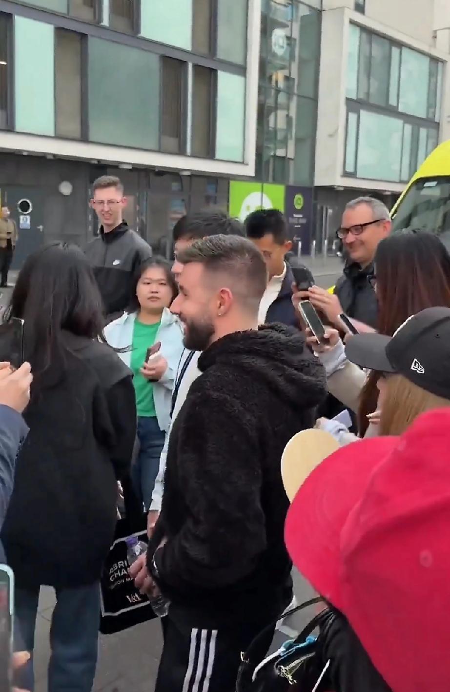 马龙脾气真的太好了！在伦敦街头被球迷认出，围绕一圈拍照，有个老外还直接上手搂着马