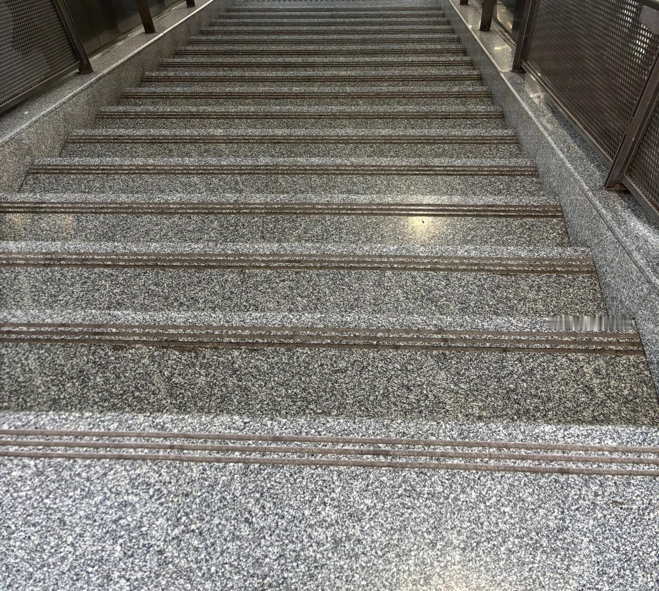 高考已经过去几个月了,昨天才知道,我同事家孩子考上了个付费的大专。他儿子小学