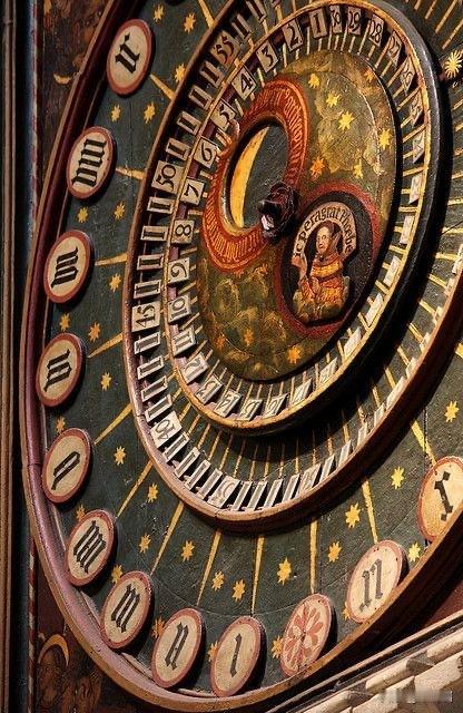 这个天文钟是位于英格兰威尔斯大教堂（WellsCathedral）内的著名时钟