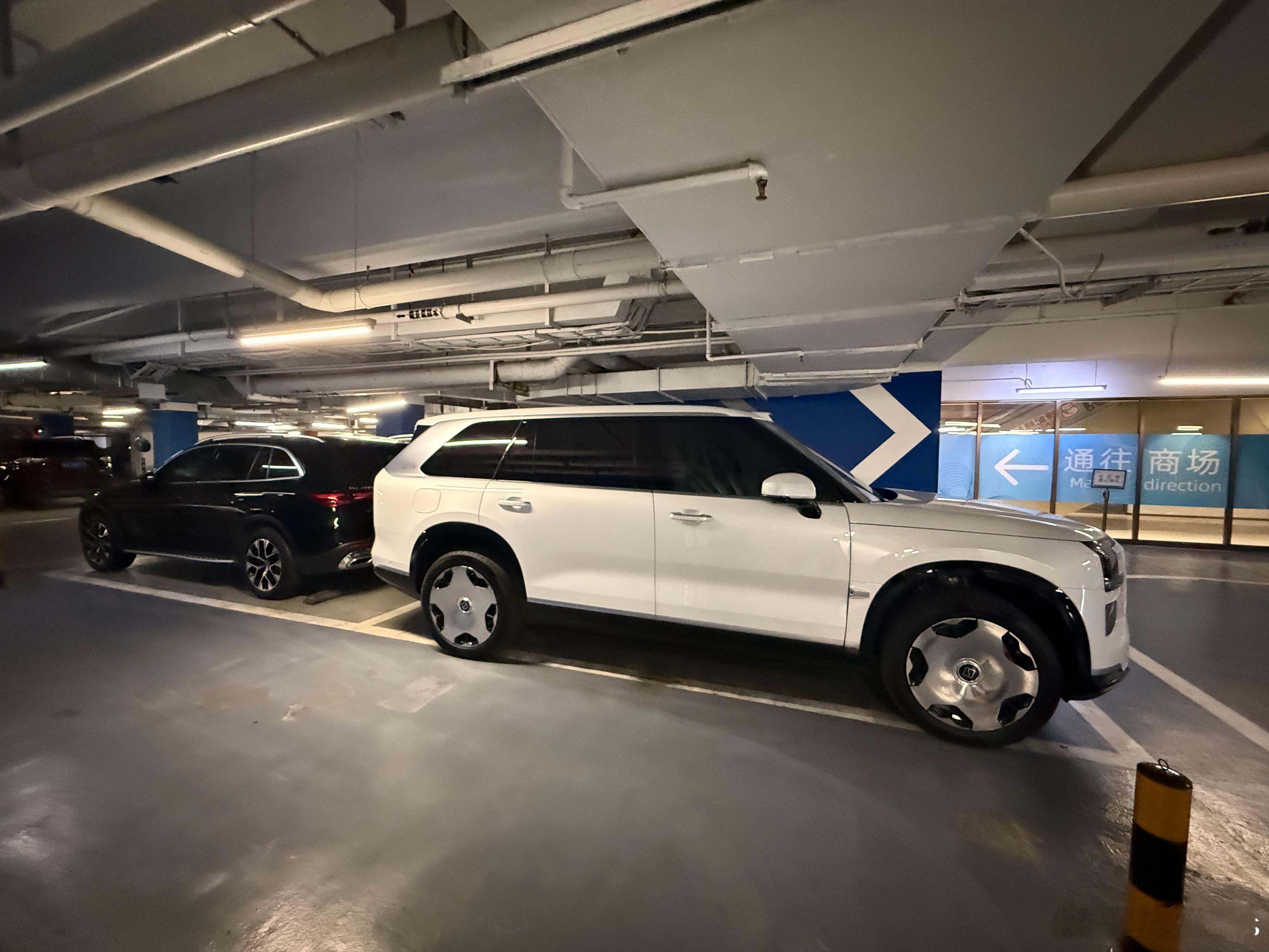 极氪9X真的好有大车感，电梯出来一看，感觉眼球都被它填满了！