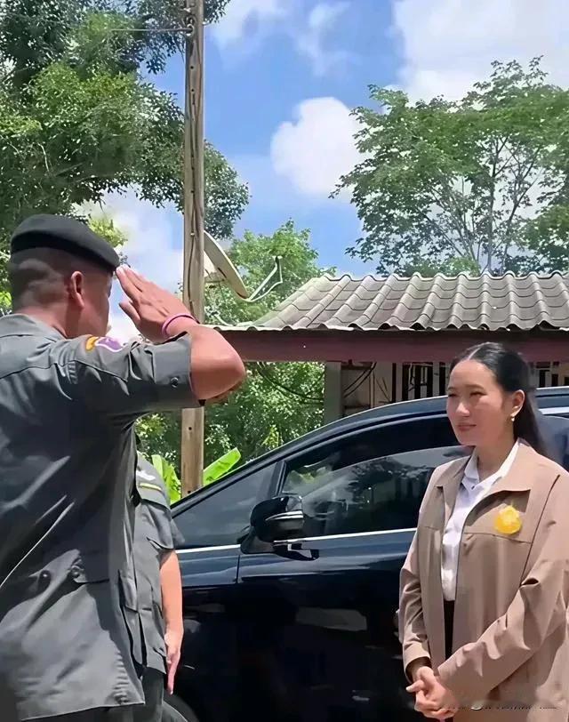 柬方看到佩通坦又出现在边境，估计也觉得没胜算了。佩通坦到边境地区视察，虽然现