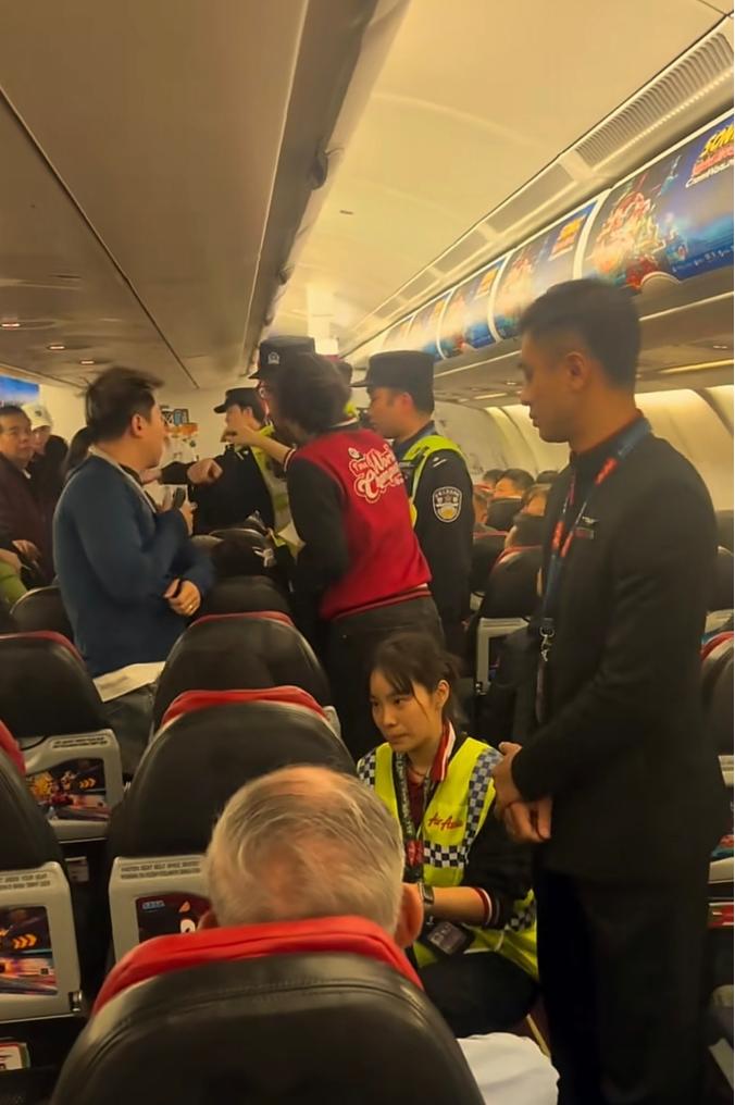 2026年4月22日凌晨，一架从重庆飞往马来西亚吉隆坡的亚航D7809航班，本来