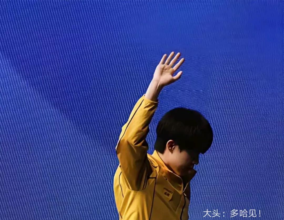 这个挥手记忆犹深，王楚钦在向以前告别，似乎又是相约多哈见，他的内心感慨万千