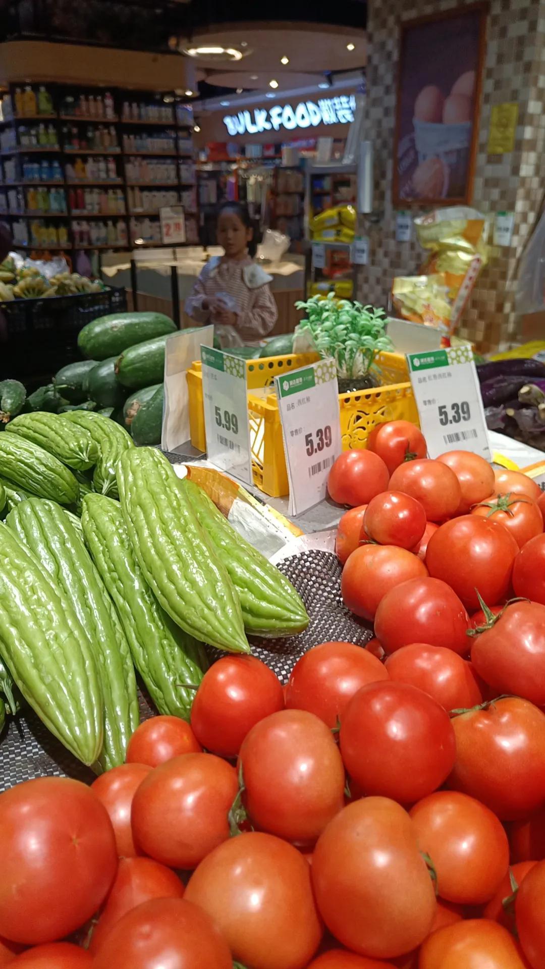 最近的蔬菜涨价厉害，老板娘说不知为什么这两天蔬菜贵了，奇了怪了，菜价一下子就涨