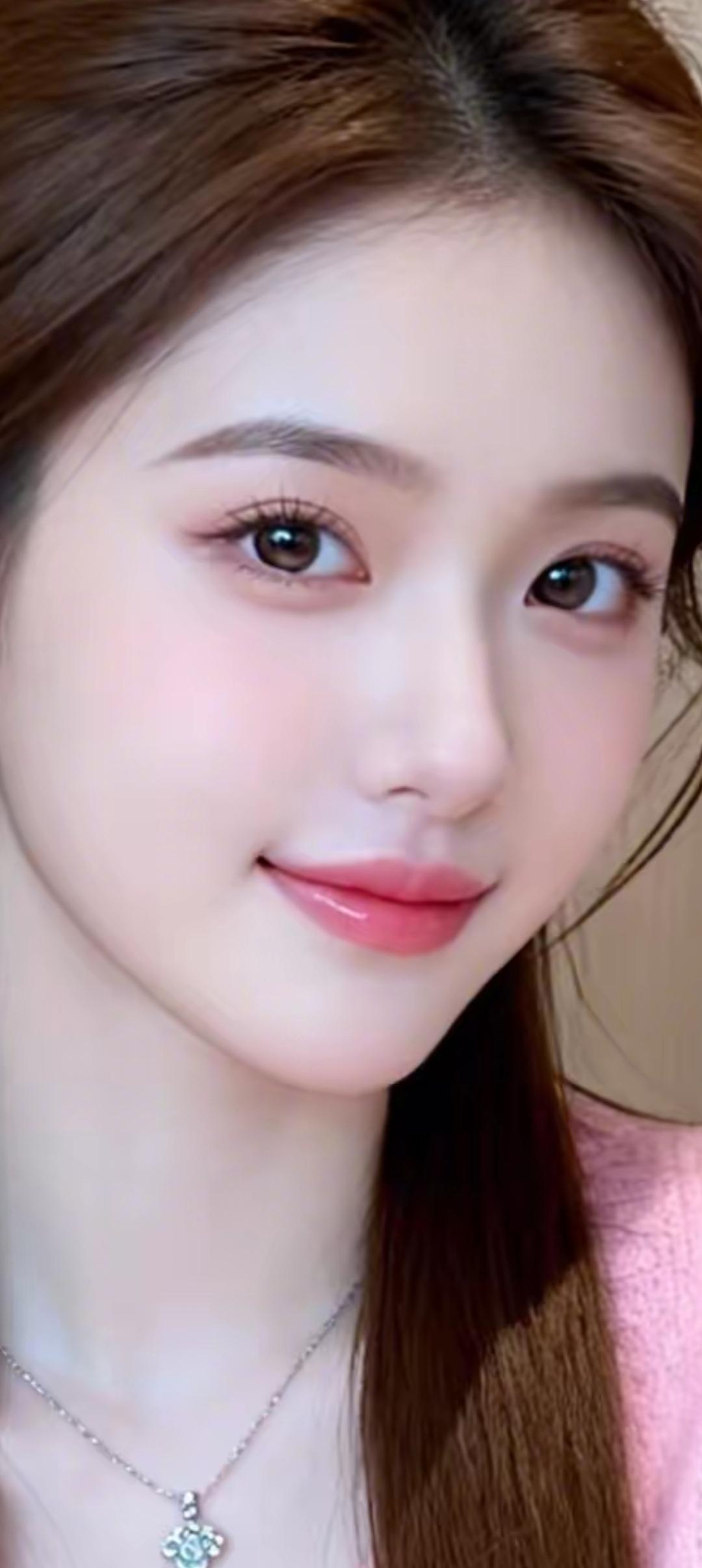 温柔甜美的少女，微笑中散发着温暖的光芒🌟