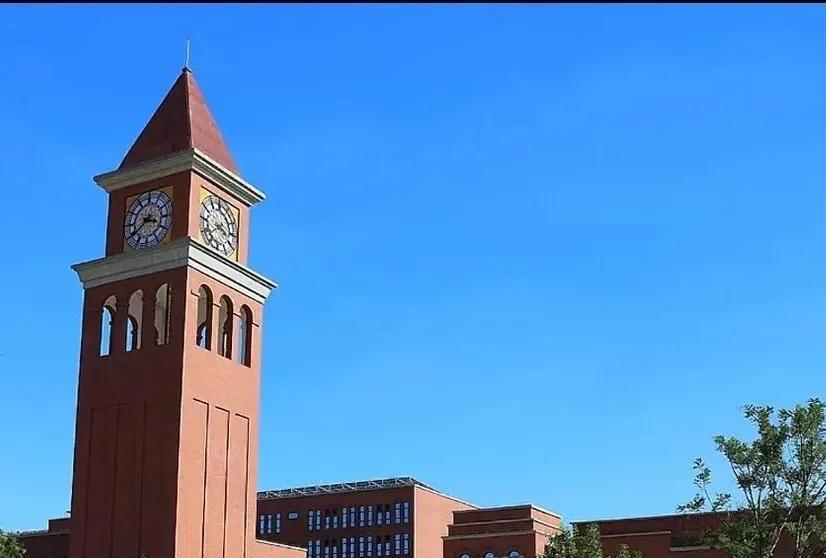 民办大学真的太坑人了！我侄女在民办大学上学，每学期学费将近三万块钱，现在已经大
