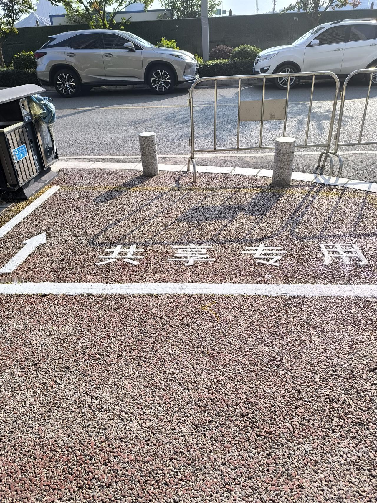 共享专用出来了？！最近发现一个非常奇怪的现象——小区门口，学校门口，十字路口等很