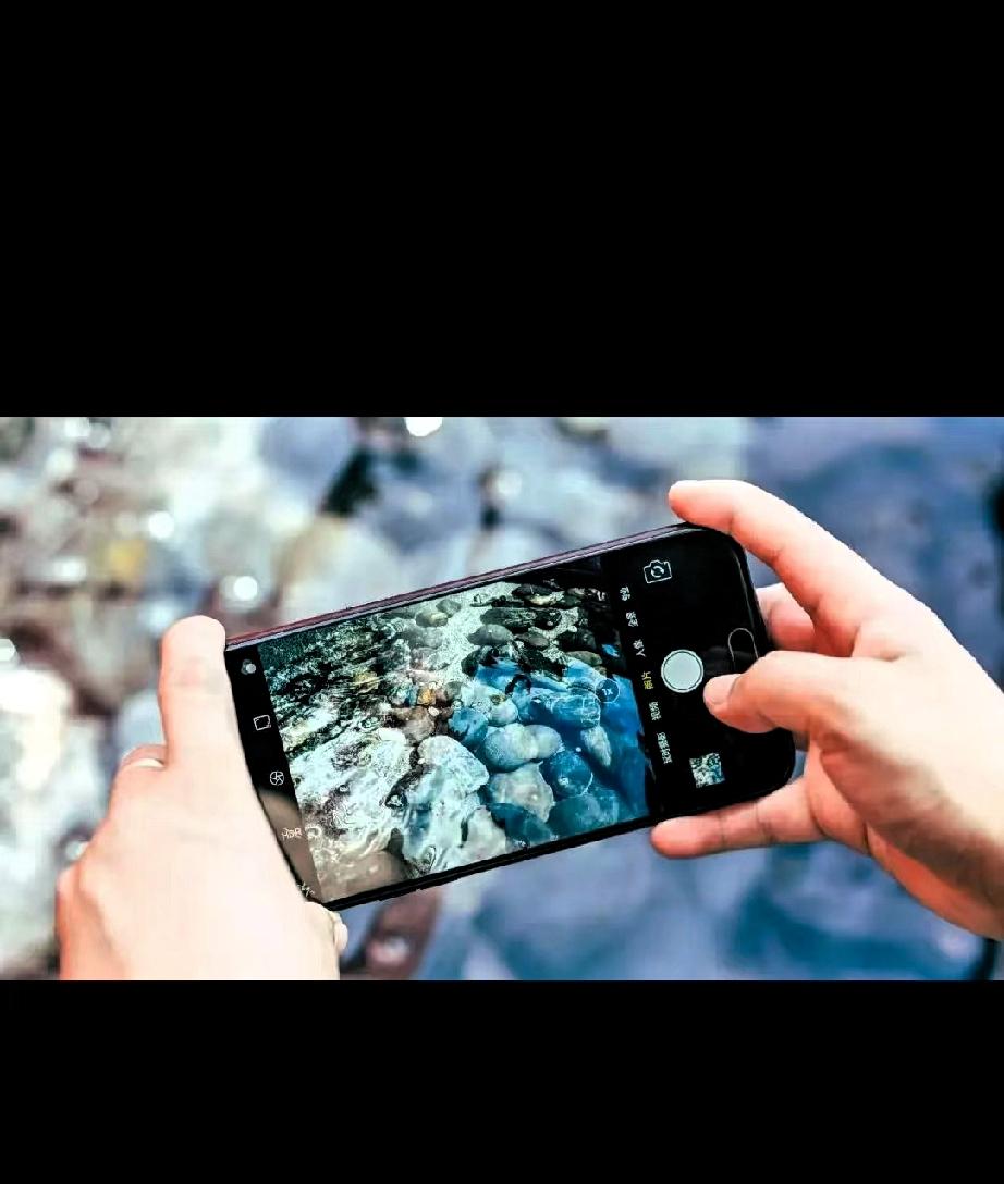 我上海同事今天跟我说了个反常识的操作——睡觉前把手机插上充电器，让它充一整夜，据