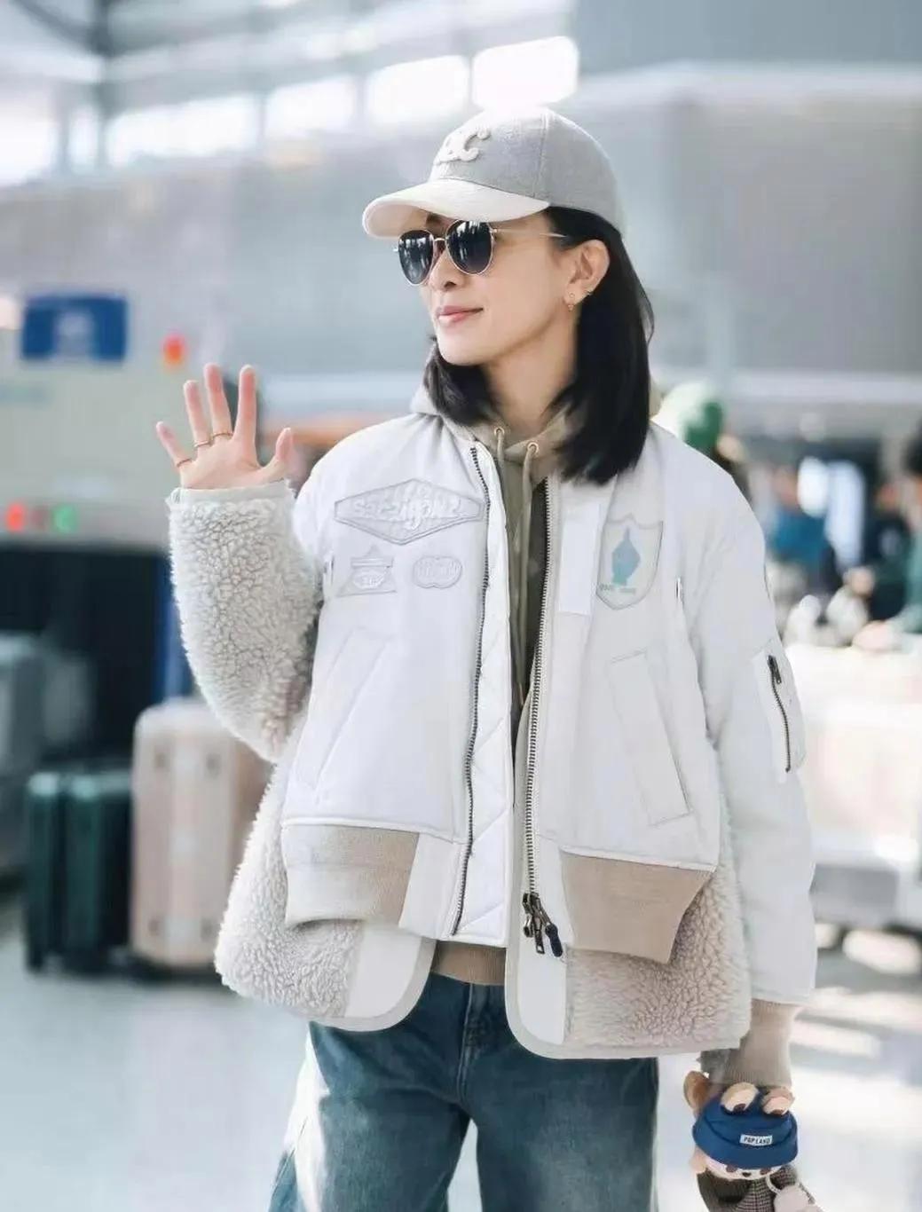 佘诗曼的叠穿公式，把“松弛感”焊在了身上！一件白色羊羔毛外套，内搭简约的连