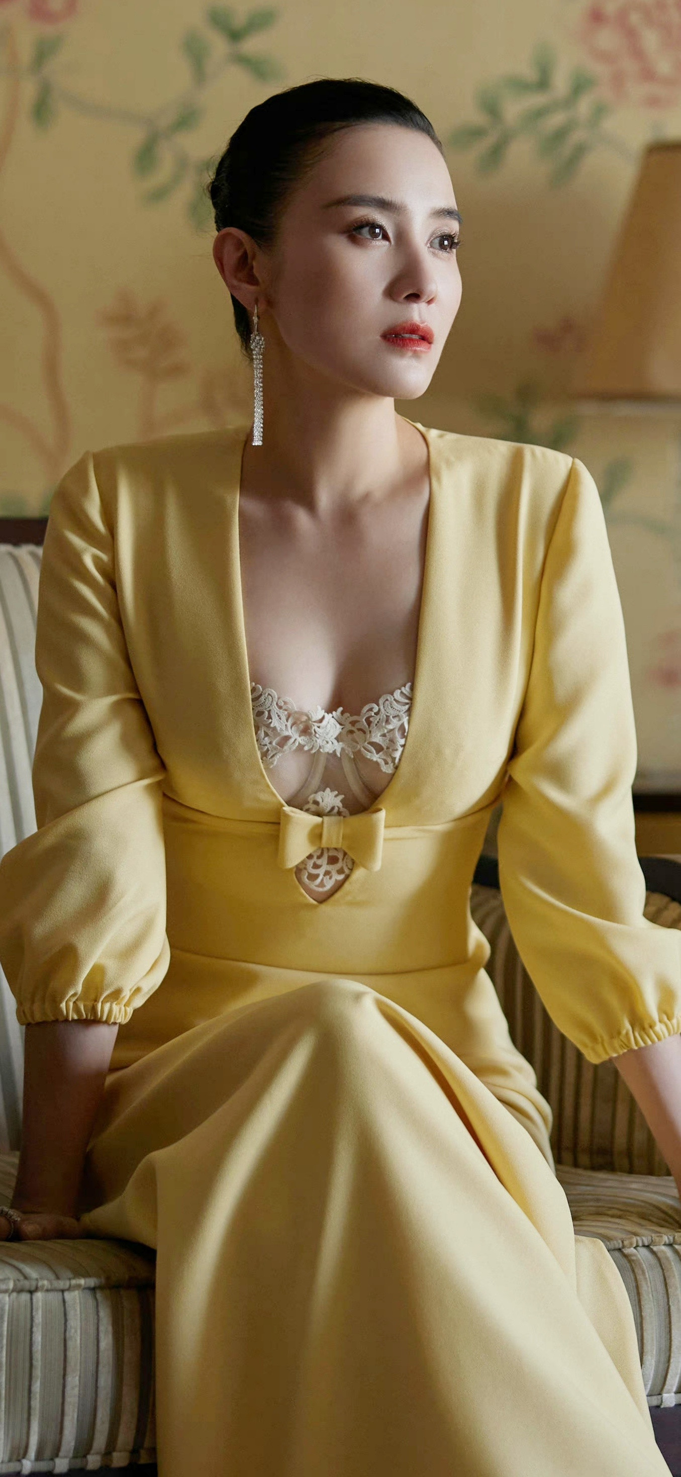 宋佳恭喜1米73大美女宋佳值得！以前有个热搜词条“宋佳背沟”，现在已经很少有人提