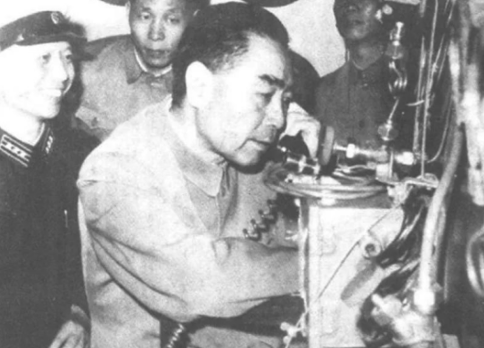 1963年，在一阵急促“叮铃”声中，周总理一拿起电话，就听到我国万吨货轮赴日途中