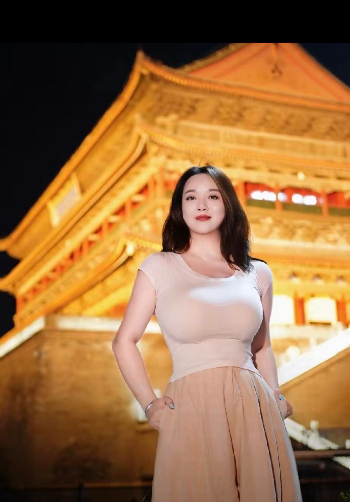 古风夜景，这身穿搭配古楼好看吗？