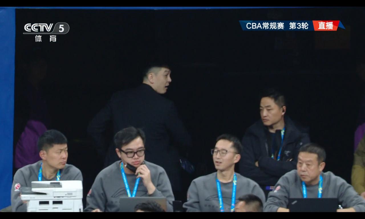 杨鸣送陈盈骏5次罚球，姜宇星抢球打人，被罚下跟赢球了一样杨鸣向郭楠申诉，对方