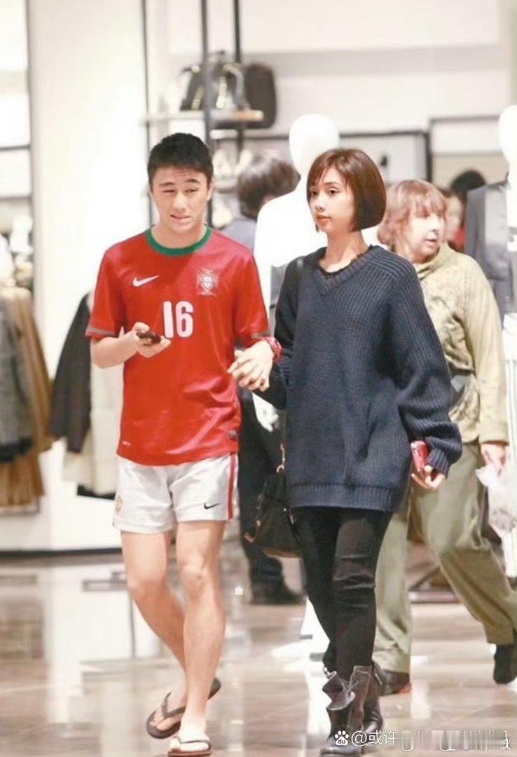 何猷君和混血前女友的甜蜜瞬间，何猷君一如既往地黏人​