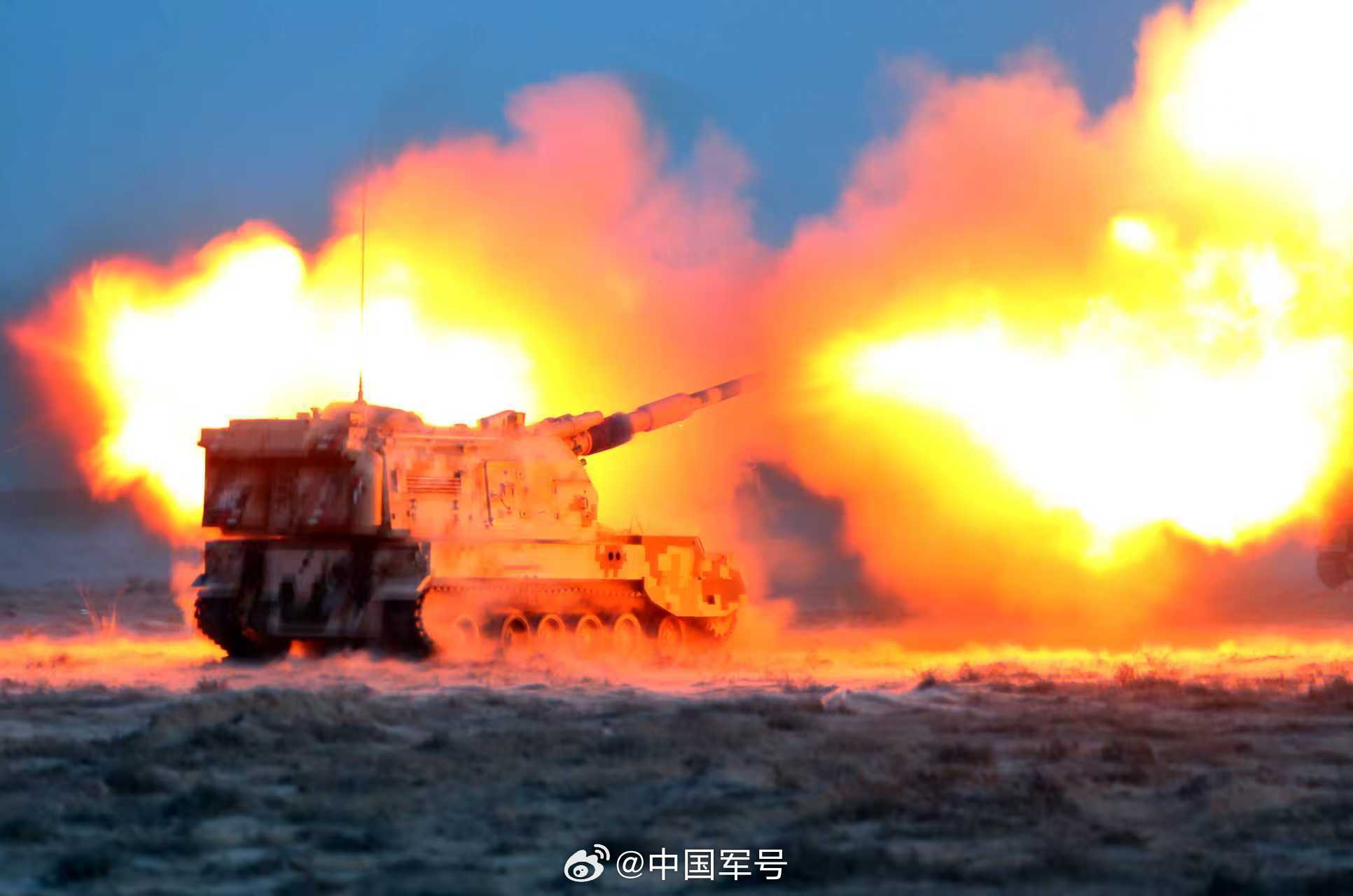 【炮兵分队超猛火力满满压迫感】近日，陆军某旅组织炮兵分队开展跨昼夜实弹射击演练，