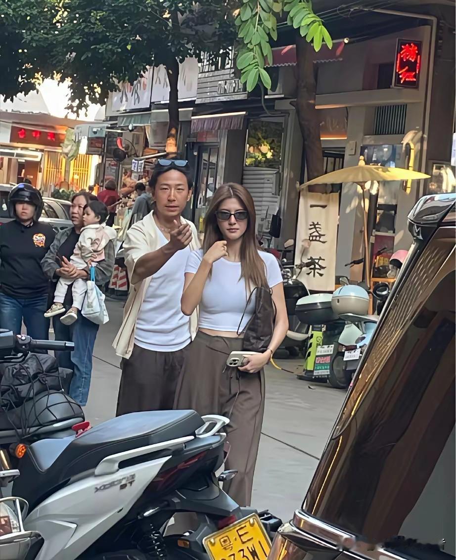 吴千语真的嫁对了人，至少老公不用人到中年还在舞台擦边丢人现眼。林峯这也不知道怎