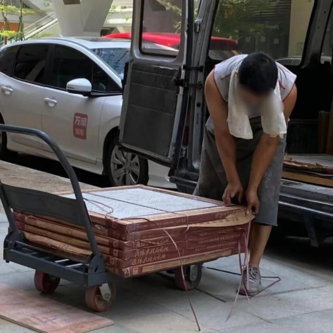 广西桂平，一名货主委托货车司机运送一批瓷砖，货物送达目的地后，双方发现共有11