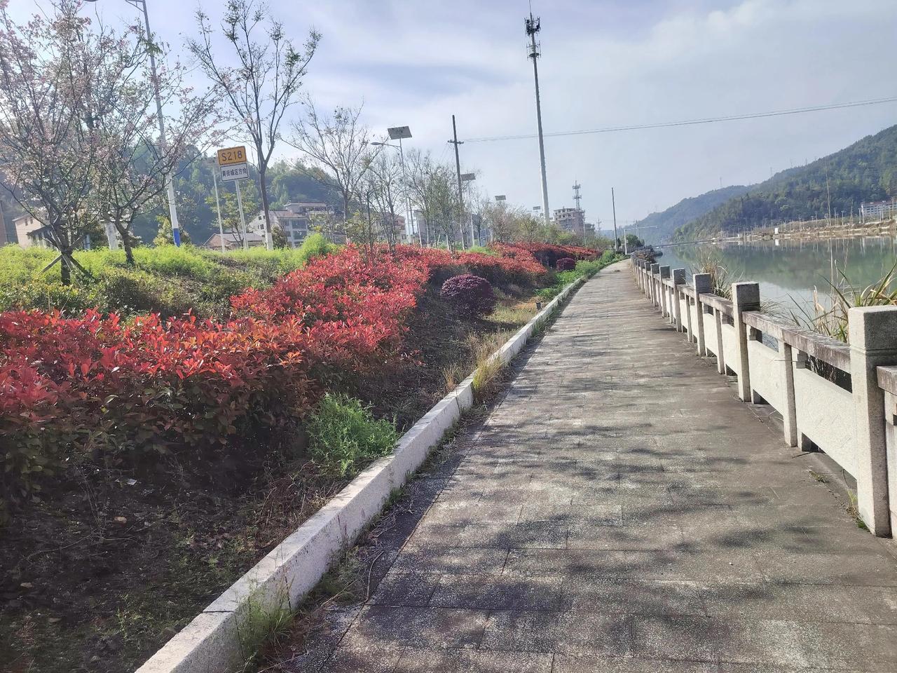 今天我们车间品检小姑娘一句话就把我整的不会[大笑]中午快下班的时候，我经过几个