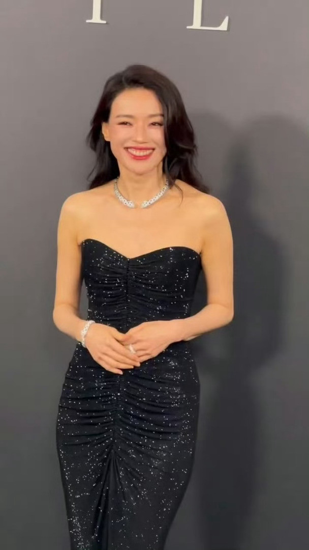 舒淇卡地亚黑裙高珠舒淇阿玛尼闪钻高定阿玛尼高定的剪裁太加分，再叠戴卡地亚高珠，贵