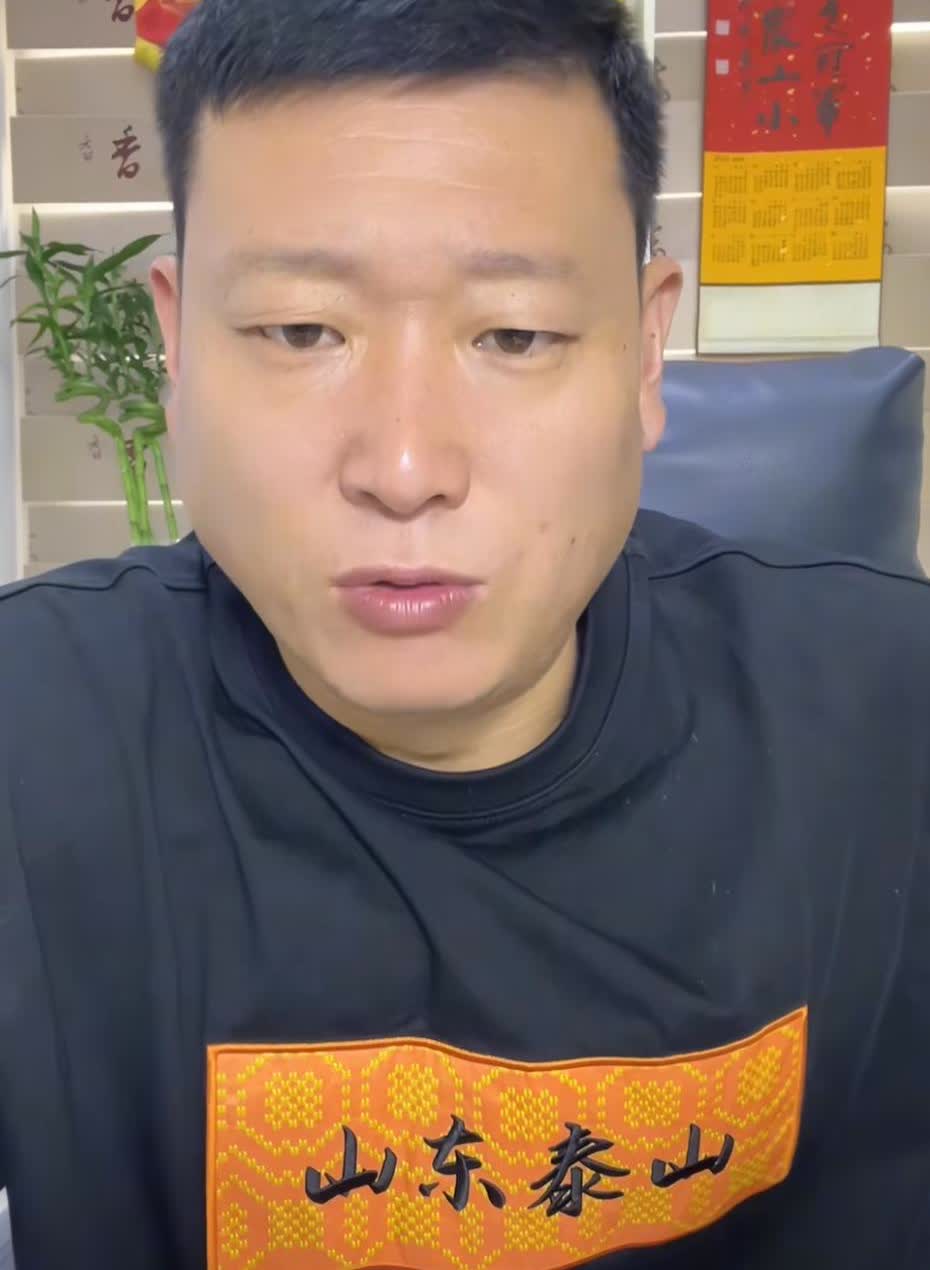 瓦科到底能不能留在山东泰山呢？山东泰山知名球迷牛刚认为瓦科首选应该还是留队，但如