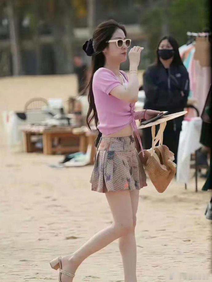 感觉张碧晨这种有点小肚子的才是正常健康身材​​​