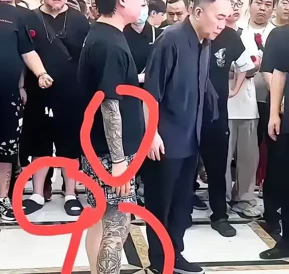 杨少华老爷子去世，但是葬礼上却显得乌烟瘴气！老人去世，无论是对他的家人来说，