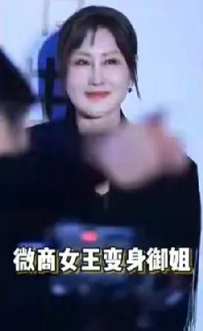 63岁张凯丽这是“逆生长”了？12月15日新时代国际电影节红毯上，她一亮相直接美